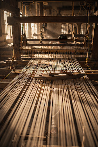 The Rhythm of the THARI: The Architecture of Handloom Fabric